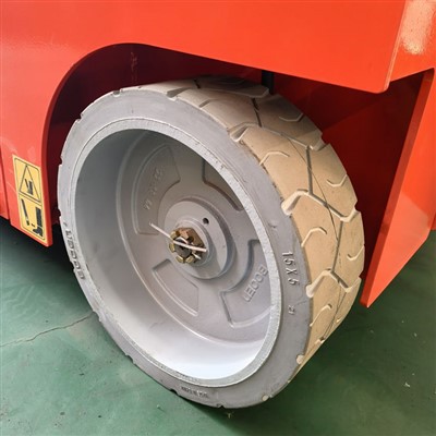 Selvkørende elektrisk sakseløft